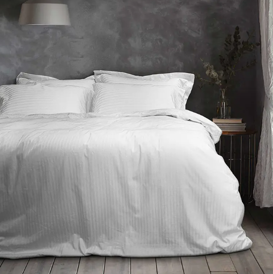 What is a White Hotel Bedding Set?